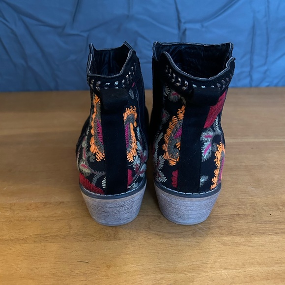 Tiara Chelsea Boots - Picture 4 of 7